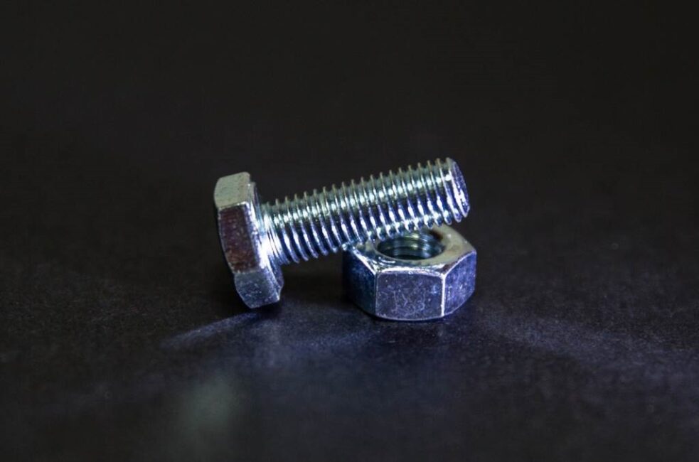 jak odkręcić obrobioną śrubę imbusową