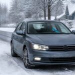 Jak bezpiecznie korzystać z auta zimą? Praktyczny poradnik kierowcy
